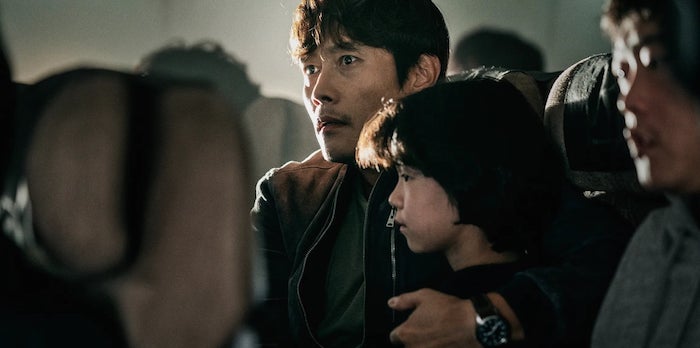 Un père va tout faire pour sauver sa fille à bord de l'avion dans le film Défense d’atterrir