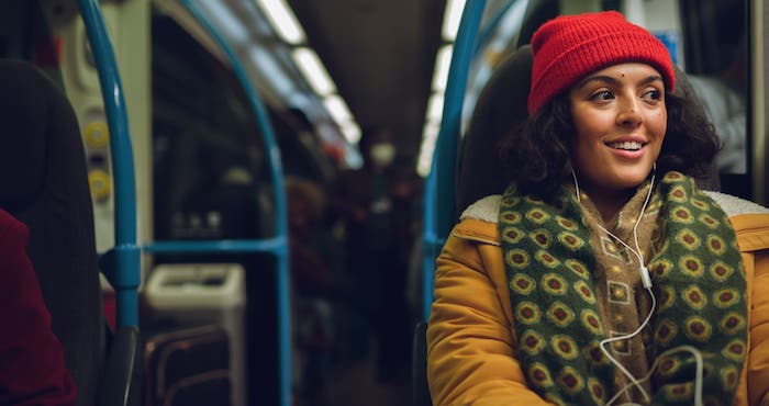 La talentueuse Cora Kirk est resplendissante de fraicheur dans le film Ton Noël ou le mien ?