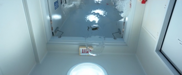 Le film Invisible Man suscite notre critique enthousiaste pour de multiples raison dont cette première apparition de l'homme invisible vue par Cecilia choquée sur le sol