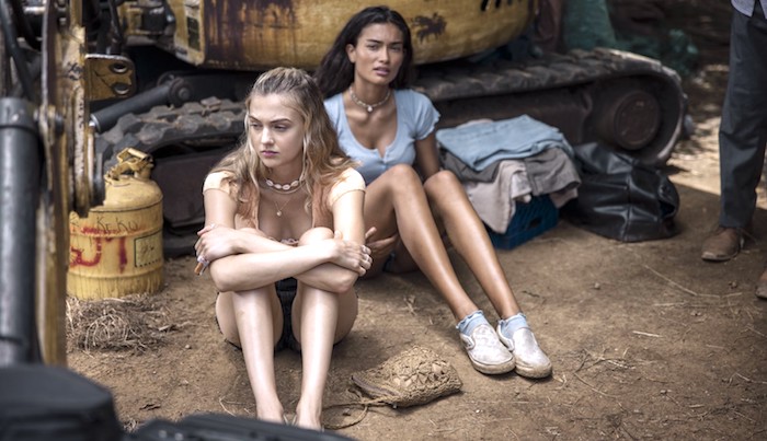 Les deux étudiantes sont capturées par des preneurs d'otages sans pitié dans le film Mayday