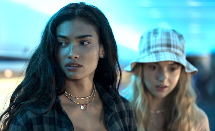 Les deux étudiantes ne se doutent pas qu'elles viennent de monter à bord d'un vol vers l'enfer dans le film Mayday de Jean-François Richet