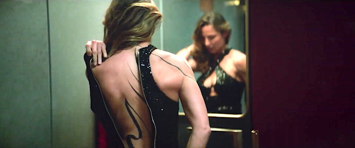 La croupière retire sa robe avant de prendre les liasses de billet qui rétribuent ses services privés dans le film Poker Face