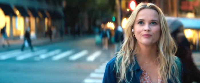 Debbie arrive à New York dans le film Toi chez moi et vice versa sans se douter que son séjour dans l'appartement luxueux de son ex-amant va bouleverser sa vie amoureuse