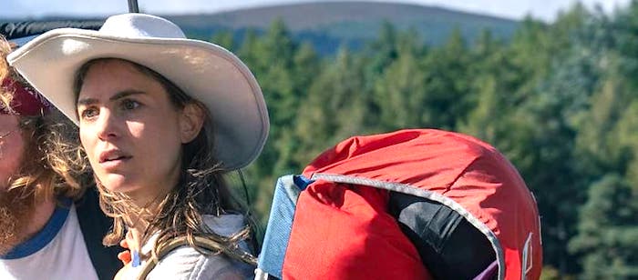 La fiancée avec son chapeau de cowgirl est la personnage la plus sympa du film Crazy Bear mais elle est dévorée dès le début