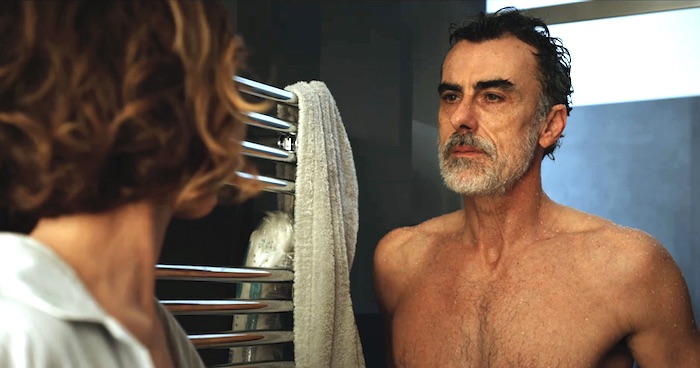 L'épouse n'a plus aucune considération pour la pudeur de son mari car elle entre dans la salle de bain alors qu'il est nu dans le film Quatorze jours