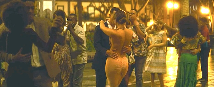 Jennifer Lopez a quitté tous ses uniformes paramilitaires pour enfiler cette robe étonnante dans le film The Mother