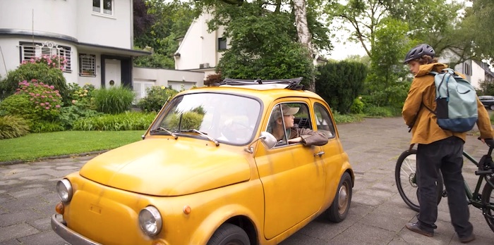 Critique favorable du film Ils ne pensent vraiment qu’à ça où une étudiante et un étudiant qui s'aiment en secret sont poussés à vivre leur première relation sexuelle par leurs organes génitaux parlants