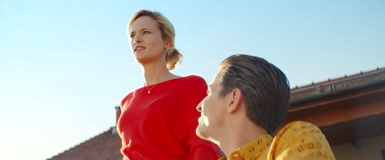 Critique mitigée du film Cash sur Netflix malgré la relation amoureuse intéressante entre une directrice des ressources humaines et un ouvrier