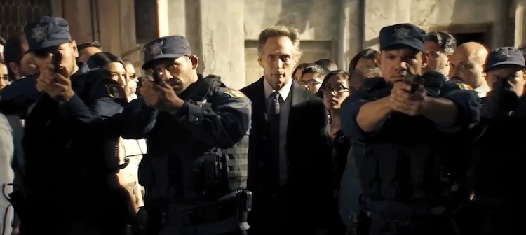 Critique positive du film Hypnotic avec un hypnotiseur qui prend le contrôle de policiers armés et de passants