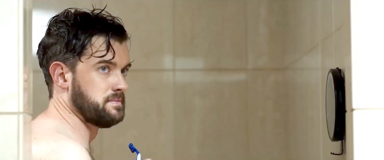 Charles superbement interprété par Jack Whitehall se fait raser le pubis sous la douche avant de faire l'amour avec une jeune femme dans le film Robots