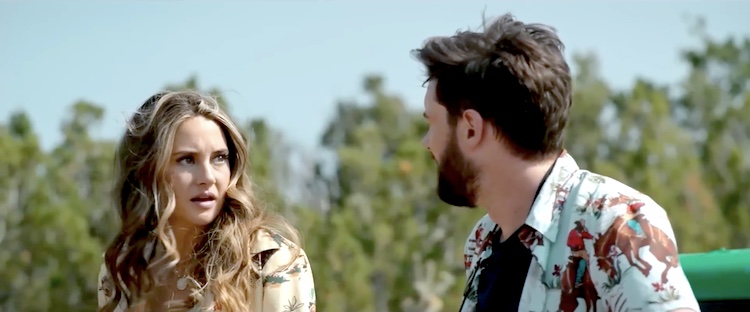 Elaine interprétée par Shailene Woodley et Charles interprété par Jack Whitehall doivent assouplir leurs visions utilitaires financièrement et sexuellement de l'amour s'ils veulent enfin goûter au véritable amour dans le film Robots