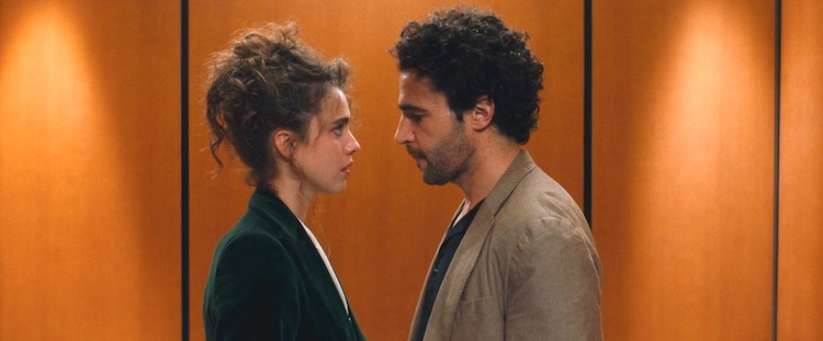 La jeune dominatrice prend le pouvoir sur l'homme esclave comme une évidence dans le film Soumission