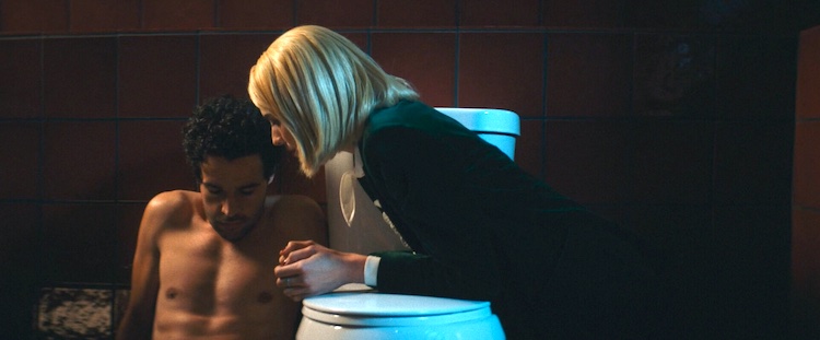 La jeune Maîtresse SM regarde amusée l'érection de son soumis tout en lui interdisant d'éjaculer dans le film Soumission