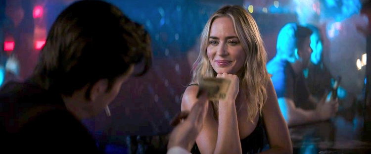 Emily Blunt accepte 10 dollars d'un client dans le film Marchands de douleur où elle joue le rôle d'une lap danseuse qui devient représentante d'un laboratoire pharmaceutique