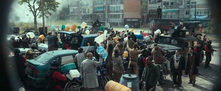 Les pénuries d'eau et de nourriture conduisent un État totalitaire à emprisonner les jeunes femmes dans le film Nowhere sur Netflix