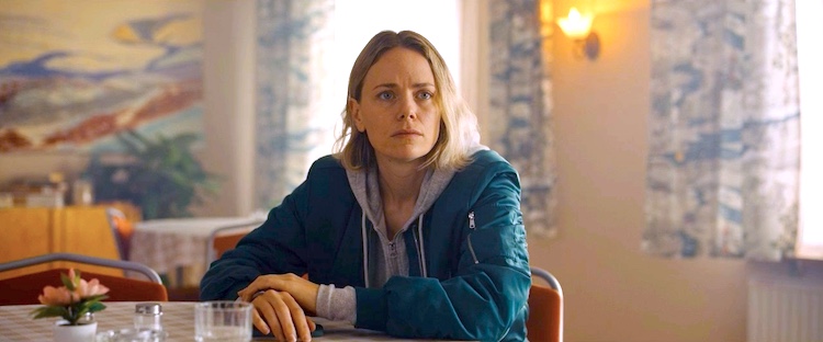 Katia Winter est une femme quadra irrésistible avec son bombers bleu dans le film Séminaire