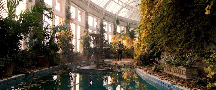 Le film Locked In de Nour Wazzi se déroule dans un superbe manoir anglais symbole d'une bourgeoisie en déréliction qui s'affranchit de tous les tabous