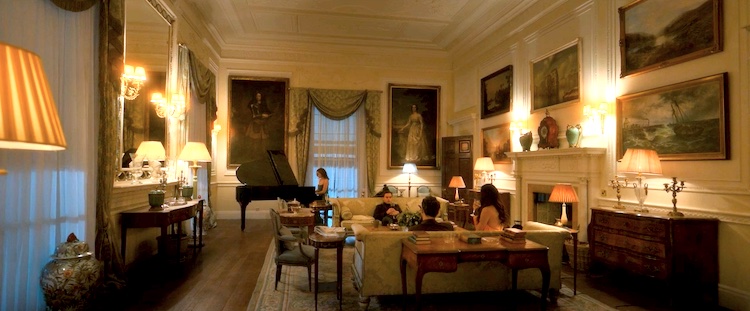 Le film Locked In réalisé par Nour Wazzi crée une atmosphère pesante mais nimbée d'une certaine élégance