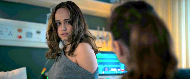 Critique positive du film Locked In de Nour Wazzi sur Netflix avec une infirmière qui enquête sur la relation adultère trouble d'une jeune femme mariée