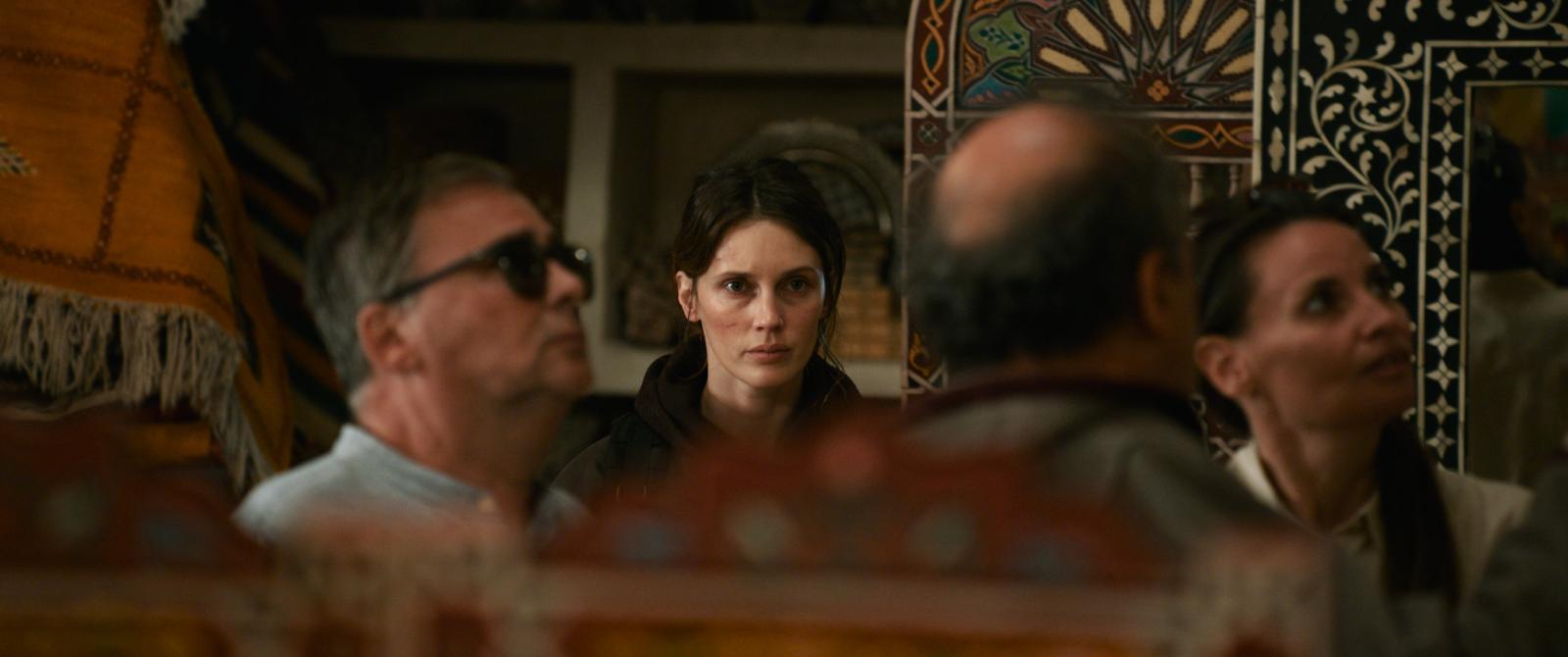 L'explication du début du film Badh émerge progressivement quand Marine Vacth commence à remonter la piste du trafiquant d'armes