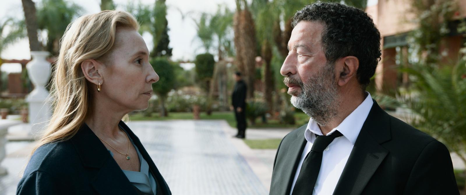 Emmanuelle Bercot en directrice de la DGSE et Slimane Dazi en trafiquant d'armes dans le film Badh inspiré d'une histoire vraie